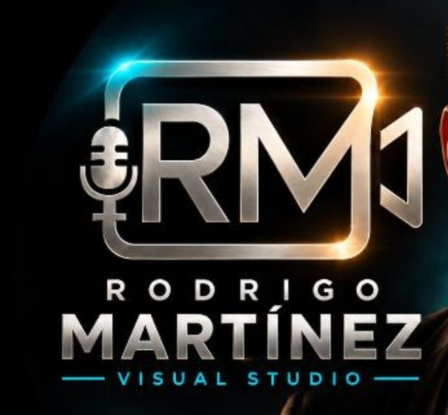 Rodrigo Martínez Visual Studio: logo RM con cámara y micrófono