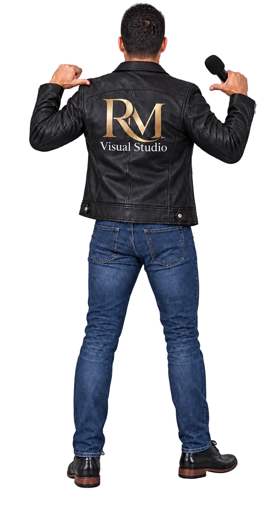 Imagen conceptual de Rodrigo Martínez de espaldas con jeans, casaca de cuero de RM Visual Studio y micrófono